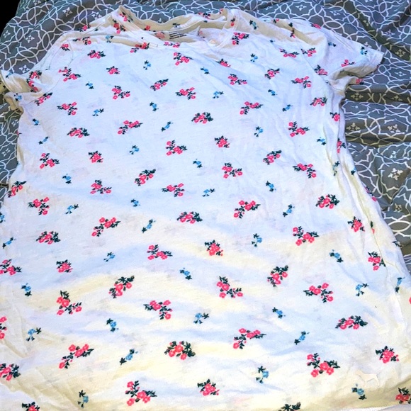 Pink Victoria secret shirt ๐ธ - Picture 2 of 5